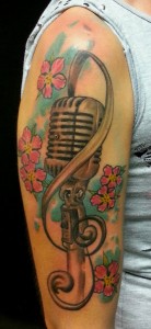Tattoo Mikrofon Blumen Arm Notenschluessel